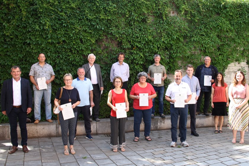 Vorne, von links: Landrat Albert Gürtner, Gabrielle Finkenzeller, Katrin Möderl, Dieter Hees und Carina Frank. Mittlere Reihe, von links: Bernd Breinbauer, Bärbel Pfeifer, Markus Binn und Gudrun Bosch. Hinten, von links: Michael Patzelt, Rudi Engelhard, Volker Riehm, Florian Göttler, Markus Spiess. Nicht auf dem Bild: Rene Liegmann und Bernd Wagner. Foto: Brummer