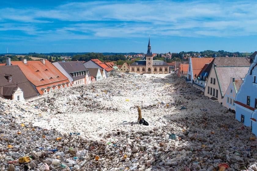 Mit drastischen Motiven wie diesem – die City versinkt in Plastik-Abfall – rüttelt die Stadt Pfaffenhofener immer wieder auf und wirbt für Klimaschutz. Quelle: Ideehoch2