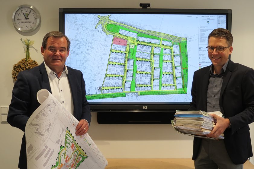 Landrat Albert Gürtner (links) und Abteilungs-Leiter Michael Beckmann freuen sich, dass dicke und unhandliche Bauakten bald der Vergangenheit angehören sollen. Foto: Rottler