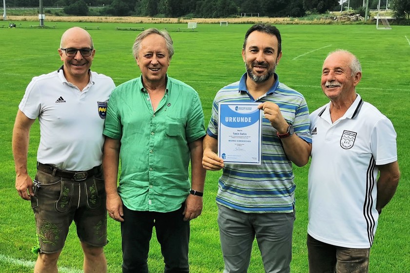 Zwei besondere Jubilare in der Fußball-Schiedsrichter-Gruppe Pfaffenhofen: Max Seemüller (Zweiter von links) und Tekin Sahin (Zweiter von rechts) wurden für 25-jährige Schiedsrichter-Tätigkeit geehrt; es gratulierten Obmann Wolfgang Inderwies (links) und Ehren-Obmann Albert Schnell (rechts).