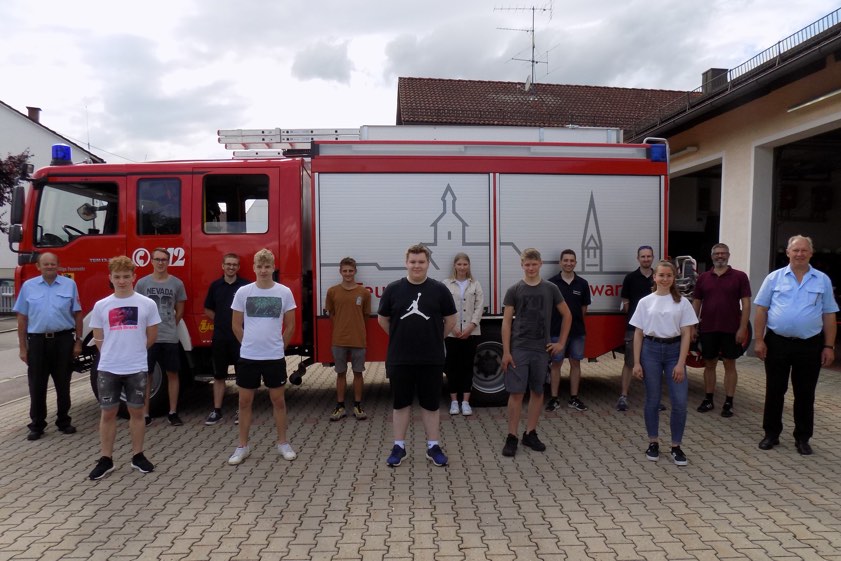 Von links: Kreisbrandmeister Klaus Reiter, Elias Schlittenbauer, Tim Binzer, Ausbilder Jakob Schwarz, Jonas Schlittenbauer, Elias Schwarz, Maximilian Liebhardt, Anja Amesreiter, Julien Rother, Ausbilder Jonas Amesreiter, Jugendwart Christoph Schartel, Anastasia Schmid, Bürgermeister Jürgen Haindl, Kommandant Franz Amesreiter. Foto: Feuerwehr Hohenwart.
