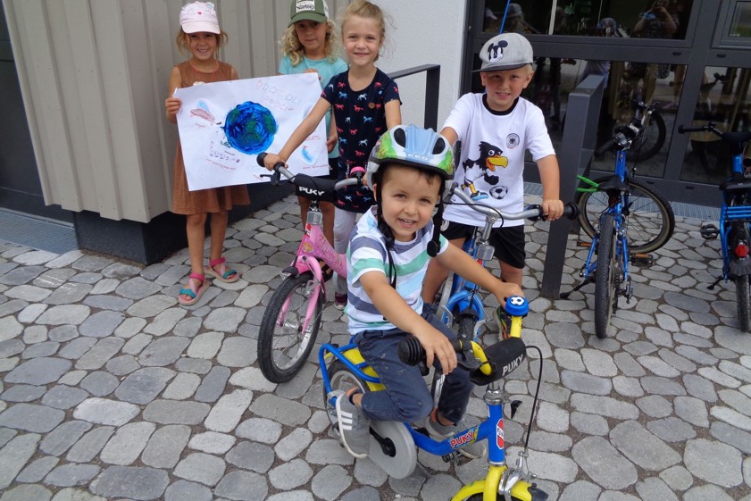 Buben und Mädchen der Kita "Am Apfebaam". Foto: Stadtverwaltung