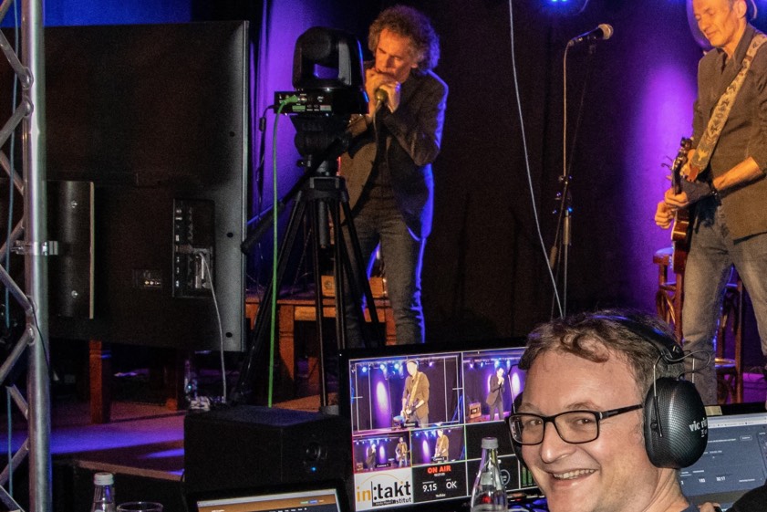 Michael Herrmann (vorne) freut sich, dass die Veranstaltungs-Reihe "Stream-Kultur" fortgesetzt werden kann. Foto: Karl J. Ebensberger