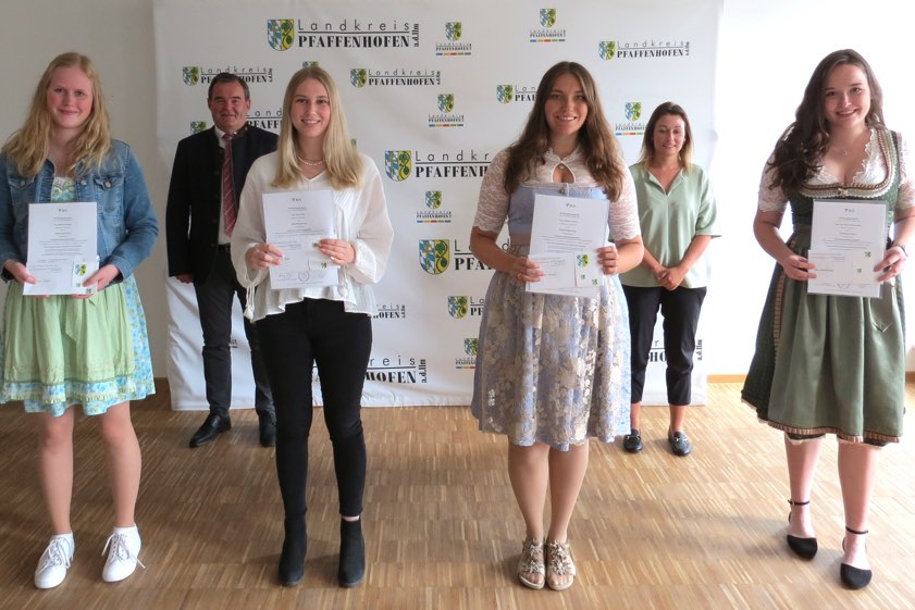Von links: Marina Wagner, Landrat Albert Gürtner, Anna Pfab, Marion Bensch, Ausbildungs-Leiterin Melanie Frank und Lisa Zehentmaier. Foto: Wohlsperger