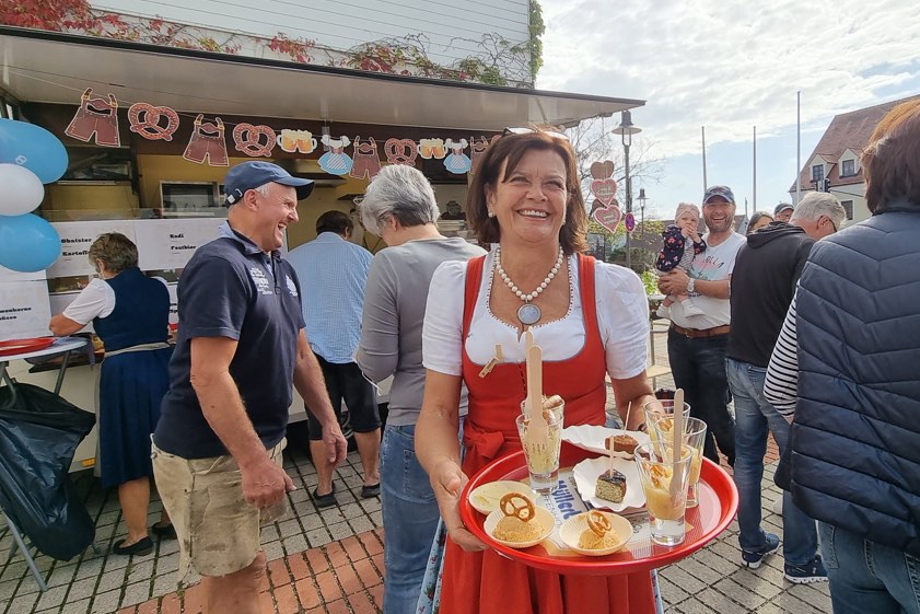 Gabi Kaindl, Vize-Bürgermeisterin von Schweitenkirchen und ehrenamtliche Helferin im Direkt-Vermarkter-Verein, bei der Ausgabe von kostenlosen Probier-Happen. Am Wochenende gibt es die Gratis-Schmankerl in Rohrbach.