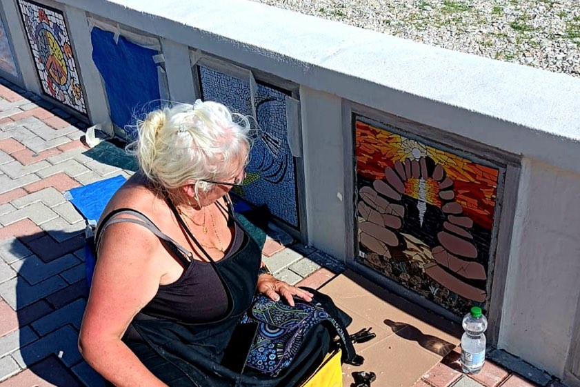 Caroline Jung bei der Arbeit an ihrem Friedens-Mosaik in Italien. Fotos: privat