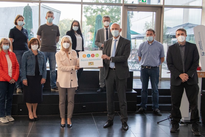 Professor Walter Schober, der Präsident der THI, nahm in Vertretung für die Hochschule von Ministerin Carolina Trautner und Minister Bernd Siebler die Auszeichnung "Bayern Barrierefrei" entgegen. Foto: THI