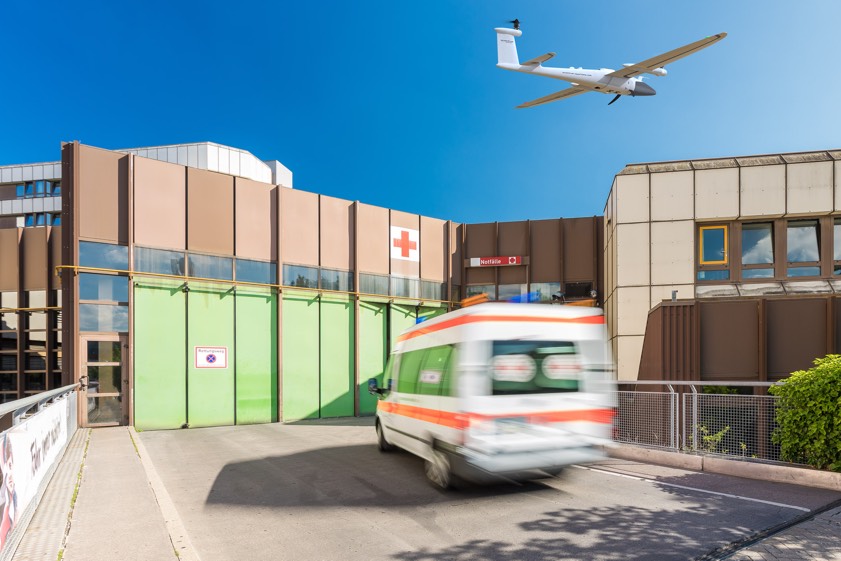Diese Fotomontage zeigt eine Langstreckendrohne über dem Klinikum Ingolstadt. Quelle: Klinikum Ingolstadt; Quantum-Systems-GmbH