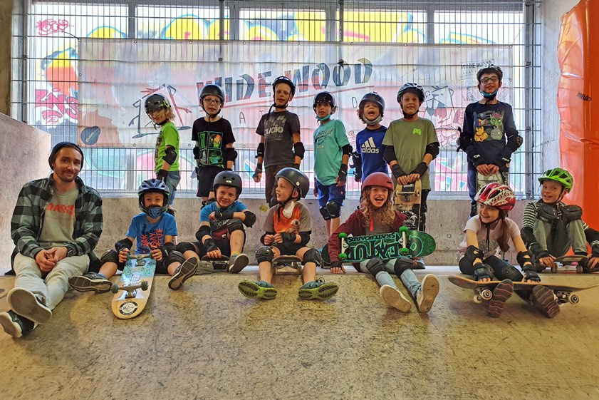 In vier Tagen vermittelt Workshop-Leiter Chris Rieger (links) Kindern und Jugendlichen einiges rund ums Skaten und um die Skatehalle in Pfaffenhofen. Archivfoto: Stadtjugendpflege Pfaffenhofen