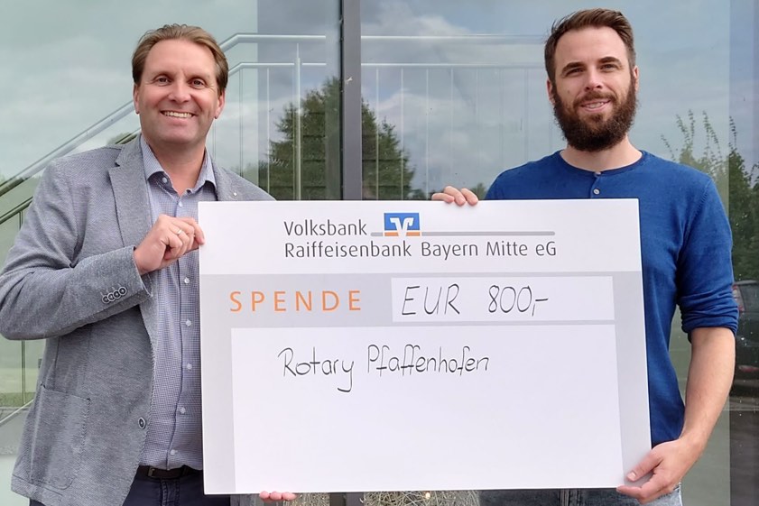 Der Pfaffenhofener Rotary-Präsident Roman Plöckl (links) und Ben Schneeweiß bei der Spenden-Übergabe.