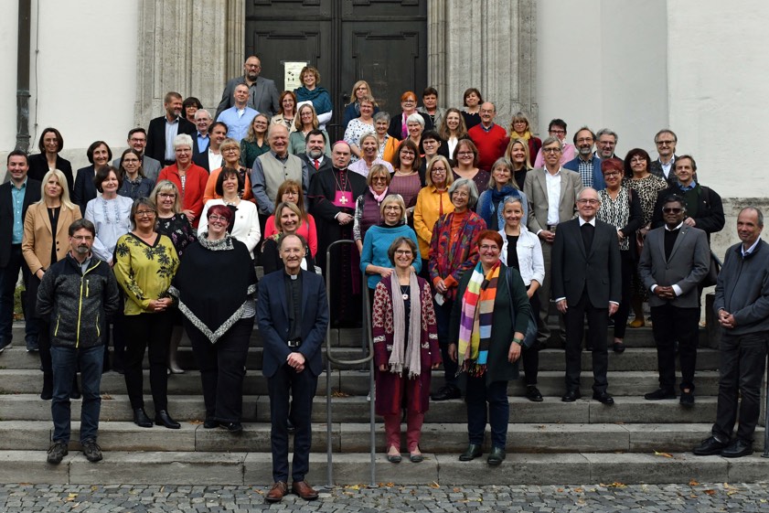 Mehrere Dutzend Dienstjubilare der vergangenen beiden Jahre folgten der Einladung des Bistums Augsburg zu Gottesdienst, Stehempfang und Festakt. Foto: Nicolas Schnall / pba