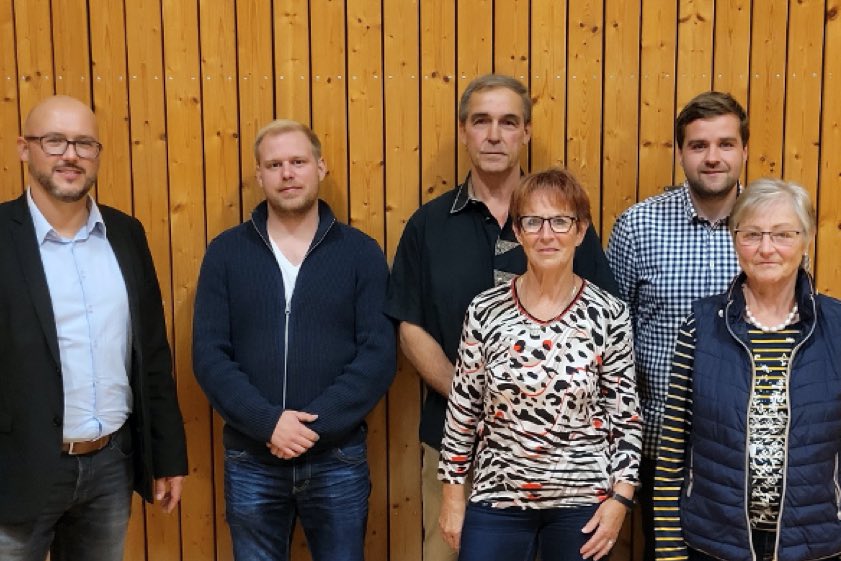 Von links: Der Vereins-Vorsitzende Martin Koch ehrte langjährige Mitglieder: Simon Bomberg (25 Jahre Mitglied), Hans Hübel (40), Barbara Solyom-Türk (40), Daniel Huber (25), Walheide Jehl (50). Fotos: ST Scheyern