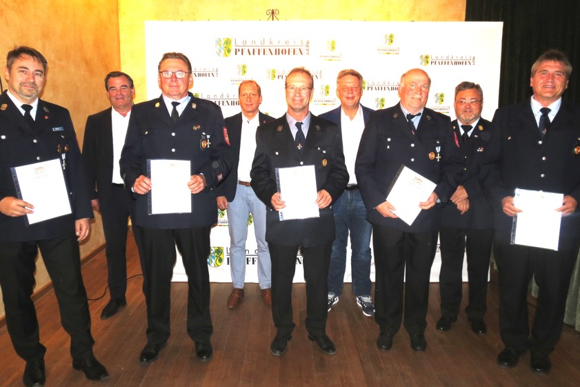 Die für 40 Jahre im aktiven Dienst geehrten Feuerwehrleute (vordere Reihe) zusammen mit Landrat Albert Gürtner (hinten, von links), Geisenfelds Bürgermeister Paul Weber, Wolnzachs Bürgermeister Jens Machold und Kreisbrandrat Armin Wiesbeck. Fotos: Wohlsperger