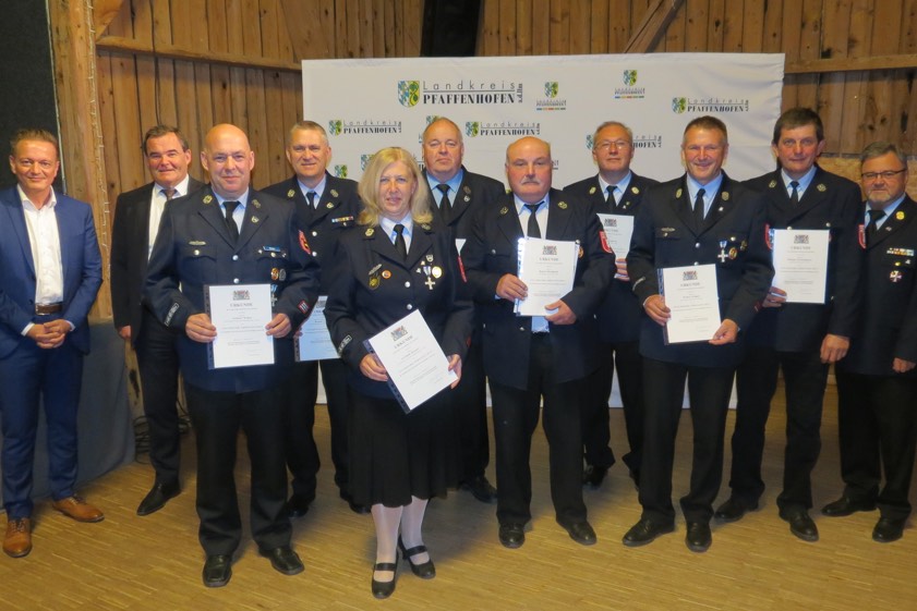 Der Landtags-Abgeordnete Karl Straub (links) und Landrat Albert Gürtner (Zweiter von links) sowie Kreisbrandrat Armin Wiesbeck (rechts) mit den für 40 Jahre im aktiven Dienst geehrten Feuerwehrleuten: Norbert Wehle (von links), Roland Tretter, Gerlinde Reisner, Bernd Kirchhoff, Rupert Burghard, Hans Burghard, Walter Frömel, Michael Preitsameter. Fotos: Wohlsperger
