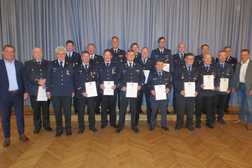 Alle geehrten Feuerwehrleute mit Landrat Albert Gürtner (links), dem Landtags-Abgeordneten Karl Straub (rechts) und Kreisbrandrat Armin Wiesbeck (Zweiter von rechts). Fotos: Wohlsperger