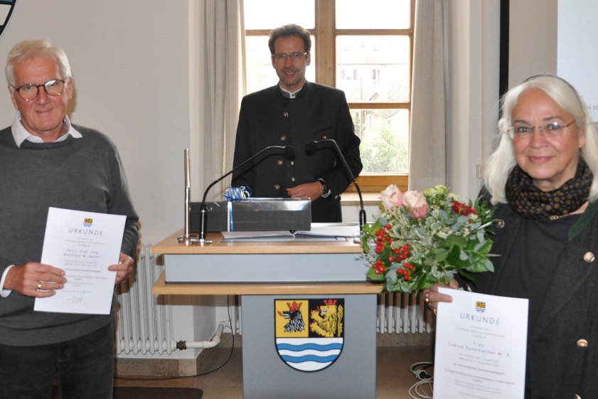 Der Neuburg-Schrobenhausener Landrat Peter von der Grün (Mitte) überreichte den neuen Kreisheimatpflegern, Sabine Rademacher und Manfred Baierl, ihre Bestellungs-Urkunden. Foto: Landratsamt Neuburg-Schrobenhausen