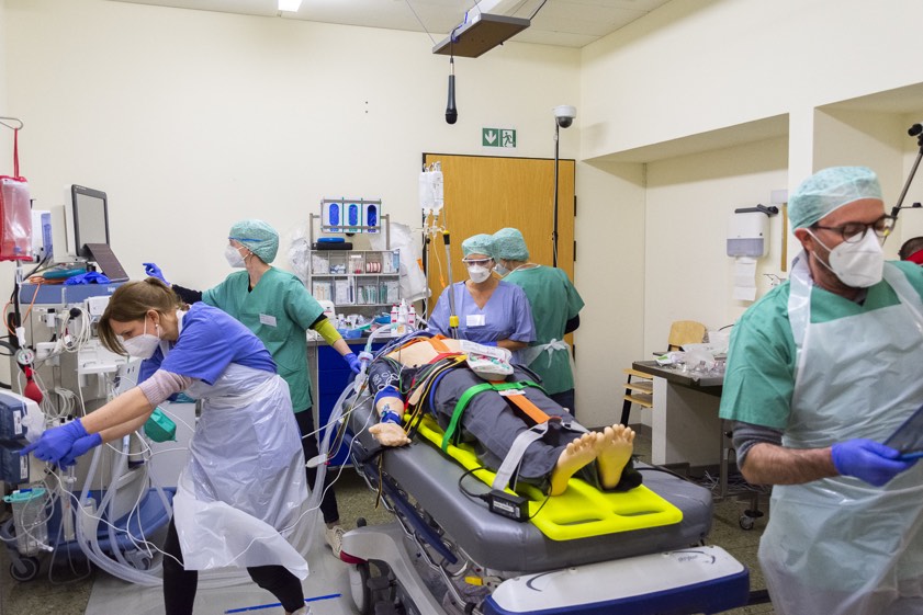 Teilnehmer des Anästhesie-Repetitoriums trainieren an einer Puppe im Simulations-Zentrum des Klinikum in Ingolstadt die schnelle Versorgung des Opfers eines Motorrad-Unfalls. Foto: Klinikum Ingolstadt
