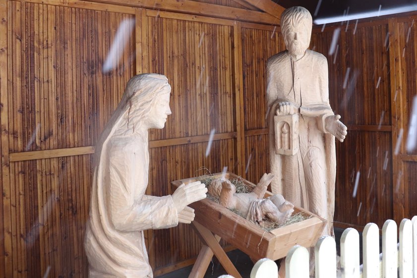 Im vergangenen Jahr stand eine Krippe mit lebensgroßen Holzfiguren vor der Spitalkirche in der Pfaffenhofener Innenstadt. Archivfoto: Sarah Neumaier