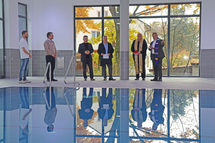 Von links: Florian Brunthaler (Projekt-Leiter bei der Bäder-Pfaffenhofen-GmbH), Bürgermeister Thomas Herker, Imam Kandemir Erdal, Recep Bal (Vorsitzender der hiesigen türkisch-islamischen Gemeinde Ditib), der katholische Stadtpfarrer Albert Miorin und der evangelische Pfarrer George Spanos. Fotos: Stadtverwaltung, Bäder-Pfaffenhofen-GmbH