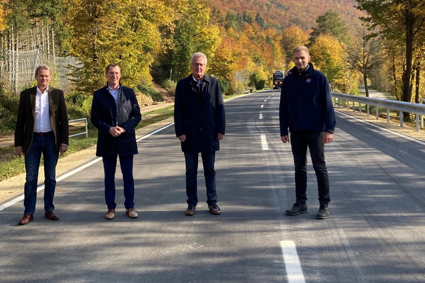 Freuen sich über die Fertigstellung der Staatsstraße 2230 bei Riedenburg: Bürgermeister Thomas Zehetbauer (von links), Robert Bayerstorfer vom staatlichen Bauamt Landshut, stellvertretender Landrat Ludwig Wachs und Maximilian Ederer von der Baufirma Swietelsky. Foto: Tobias Nagler / Staatliches Bauamt Landshut