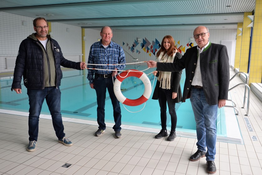 Im Hallenbad in Abensberg: Christian Sendlinger (Landratsamt, von links), Franz Ipfelkofer (Bademeister), Stefanie Reichl (Landratsamt), Landrat Martin Neumeyer. Fotos: Lukas Sendtner, Landratsamt Kelheim