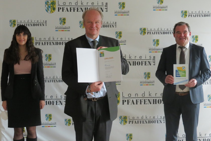 Stefan Hipp (Mitte), Landrat Albert Gürtner und Abteilungs-Leiterin Katharina Baschab vom Landratsamt. Foto: Schlosser