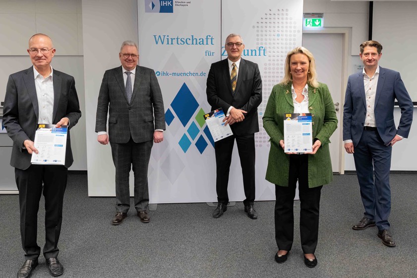 Von links: Manfred Hoffmann (Geschäftsführer der Sonax-GmbH), Josef Brandner (Stellvertretender Präsident der IHK Schwaben), Manfred-Jürgen Fichtl (Geschäftsführer der Fichtl-Logistik-Service GmbH), Staatsministerin Kerstin Schreyer, und Andreas Dirr (Geschäftsführer der Fendt-Caravn-GmbH) bei der B16-Konferenz der IHK für München und Oberbayern, IHK Schwaben und IHK Regensburg für Oberpfalz/Kelheim. Foto: Daniel Huber, IHK