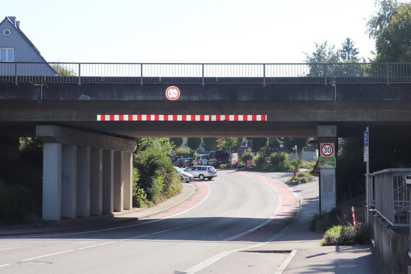 Die Moosburger Straße ist im Bereich der Bahn-Unterführung ab Montag wegen Bauarbeiten halbseitig gesperrt. Foto: Madeleine Haberer