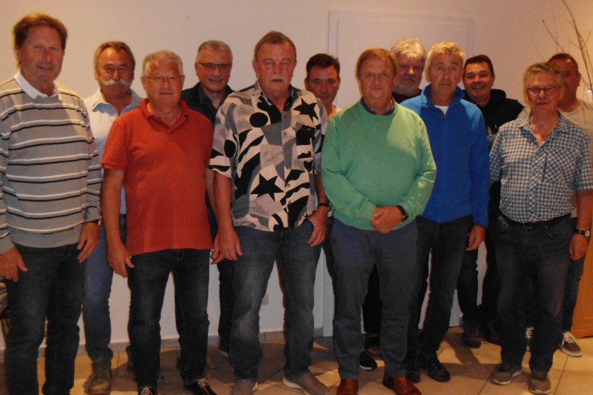 Abteilungs-Leiter Hans Summerer (links), sein Stellvertreter Erwin Nietsch (5.v. l.) sowie die beiden Beisitzer Anton Spira (4. v. r.) und Anton Steinberger (6. v. r.). Foto: Esterl