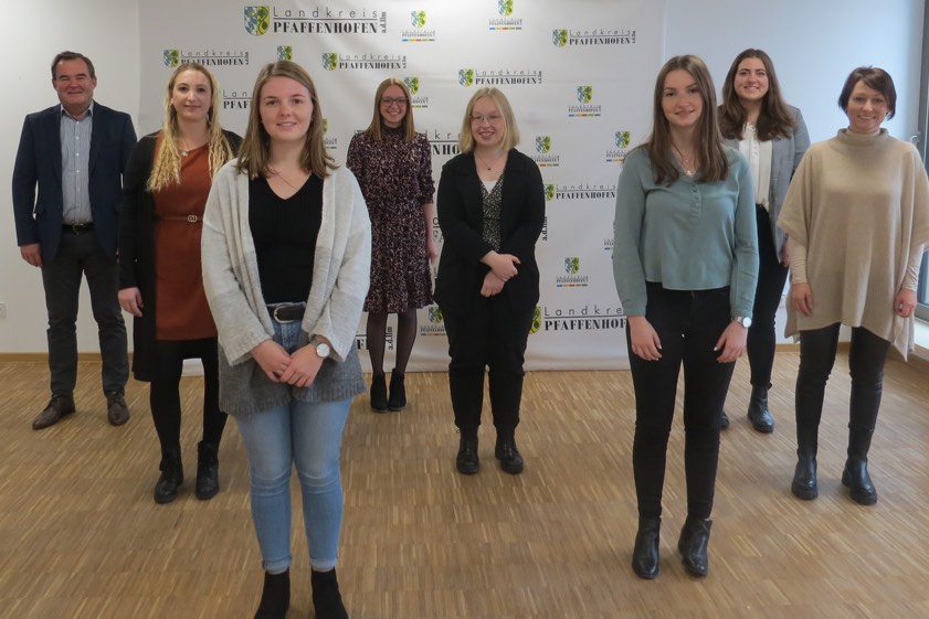 Von links: Landrat Albert Gürtner, Susanne Baumann, Eva Sedlmayr, Carina Paula, Theresa Mahl, Rebekka Vogl, Johanna Siegmund und Ausbildungs-Beauftragte Melanie Frank. Foto: Spratter