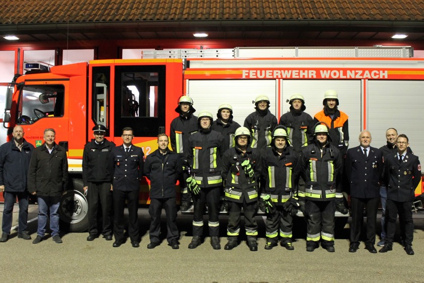 Von links: Werner Hammerschmid, Jens Machold, Klaus Reiter, Christian Duna, Daniel Baier, Daniel Sturm, Christian Zwick, Paula Oswald, Bastian Grasschopp, Christoph Eberl, Michael Kersten, Simon Hammerschmid, Lukas Spies, Jim Guld, Jürgen Brüstl, Georg Mirlach, Kevin Laukant. Foto: Feuerwehr Wolnzach