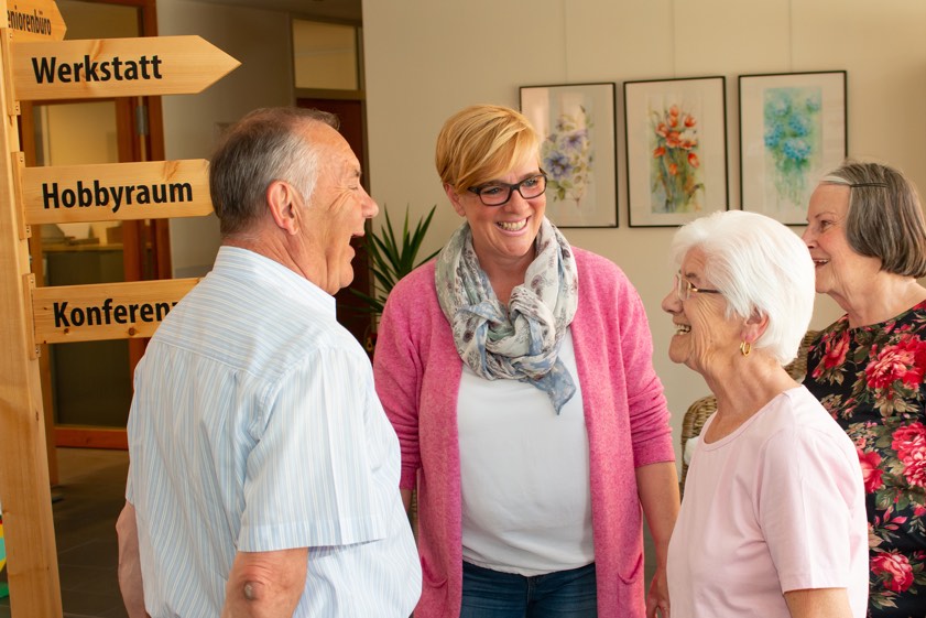 Heidi Andre im Gespräch mit Senioren. Foto: Karl Ebensberger