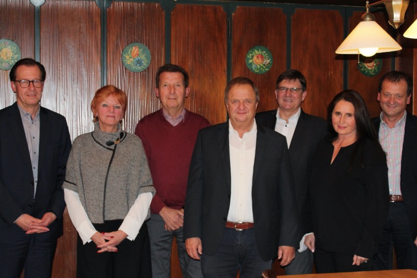 Von links: Die Vorstands-Mitglieder Walter Reisinger, Eva Hell und Heinz Grusdat, der Vereins-Vorsitzende Anton Steinberger, der Vize-Vorsitzende Albert Vogler, Elternbeirats-Vorsitzende Sybille Roithmayr, Geschäftsführer Franz Schreyer. Nicht mit auf dem Bild: Vorstands-Mitglied Paul Weber.