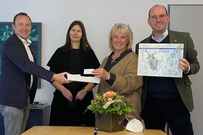 Bei der Ziehung der Glücks-Zahlen; von links: Lions-Club-Mitglied Tobias Moosmayr, Notarin Nicola Struck, Titelbild-Malerin Anita Hörskens und Lions-Club-Präsident Moritz Keding.