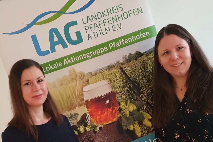 LAG-Managerin Julia Anthofer und LAG-Assistentin Tina Schuler geben den Startschuss für eine neue "Bürger-Engagement"-Runde. Foto: Landratsamt Pfaffenhofen, Regina Brummer