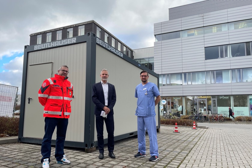 Sven Müller (von links), Andreas Tiete und Stephan Steger vor der neuen Corona-Test-Station am Ärztehaus in Ingolstadt. Foto: Klinikum Ingolstadt