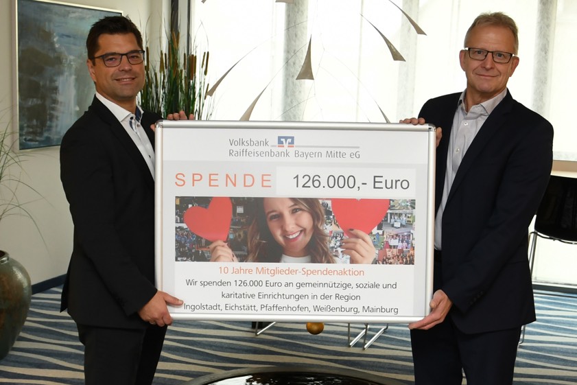 Vorstands-Mitglied Andreas Streb (links) und Roland Bohlig, Leiter des Regional-Gebiets Pfaffenhofen bei der Volksbank-Raiffeisenbank Bayern-Mitte.