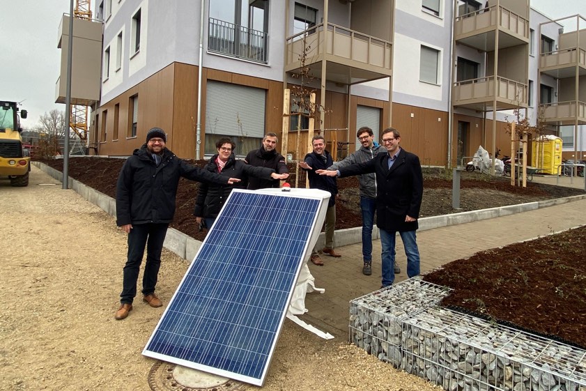 Von links: Andreas Herschmann (Referent für Energie und Klimaschutz im Stadtrat), Birgit Mitterhuber (Geschäftsführerin der Wohnraum-Beschaffungs- und Stadtentwicklungs-Gesellschaft), Bernhard Kreitmeyer (Stadtwerke), Bürgermeister Thomas Herker, Sebastian Wittmann (Stadtwerke), Sebastian Brandmayr (Stadtwerke).
