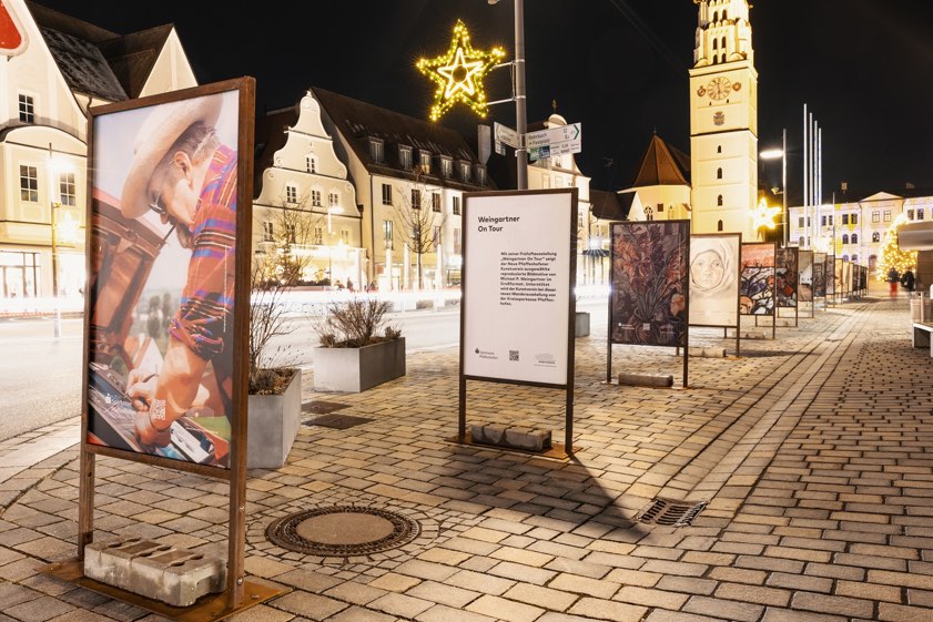 Die Ausstellung "Weingartner on Tour" ist auf dem Hauptplatz zu sehen. Fotos: Lukas Sammetinger, Stadtverwaltung Pfaffenhofen, oh