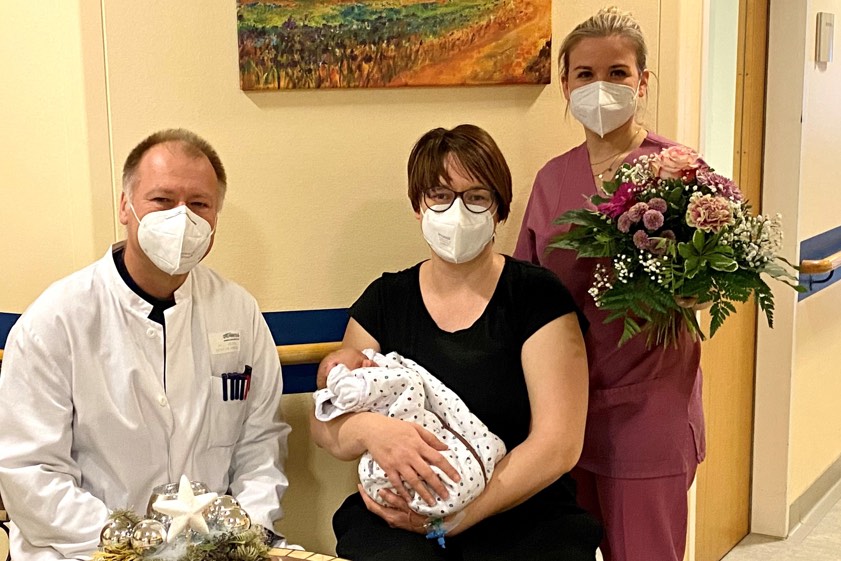 Chefarzt Peter Jezek und Hebamme Lilly Sack (rechts) gratulieren Elisabeth Axthammer zur Geburt ihrer Tochter und freuen sich über das 900. Baby, das heuer in der Ilmtalklinik geboren wurde. Foto: Frömer