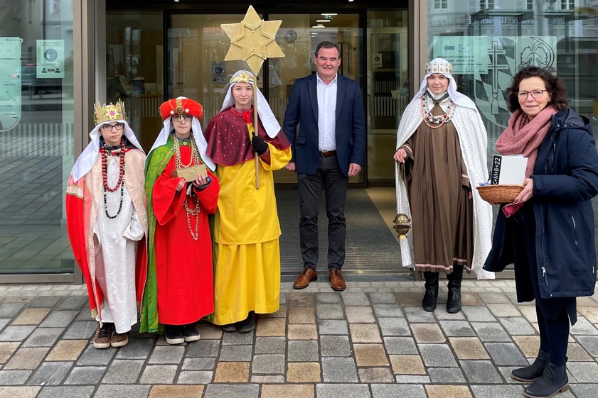Die Sternsinger vor dem Landratsamt in Pfaffenhofen. Fotos: Tanja Spratter, Didzis Blume