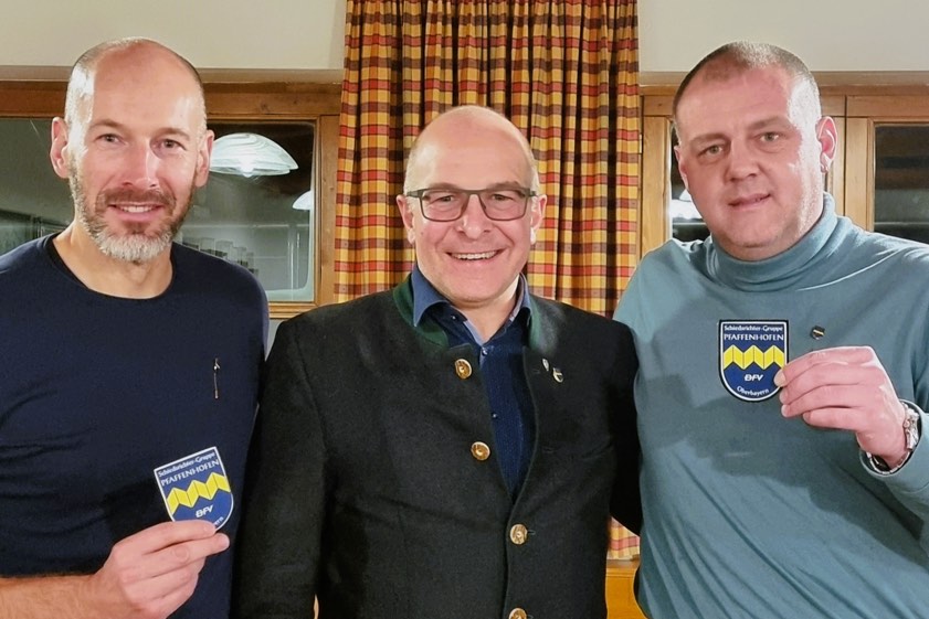 Zur Begrüßung erhielten Andreas Kasenow (links) und Marcus Trapp (rechts) von Wolfgang Inderwies, dem Obmann der Schiri-Gruppe Pfaffenhofen, Anstecknadel und Abzeichen.