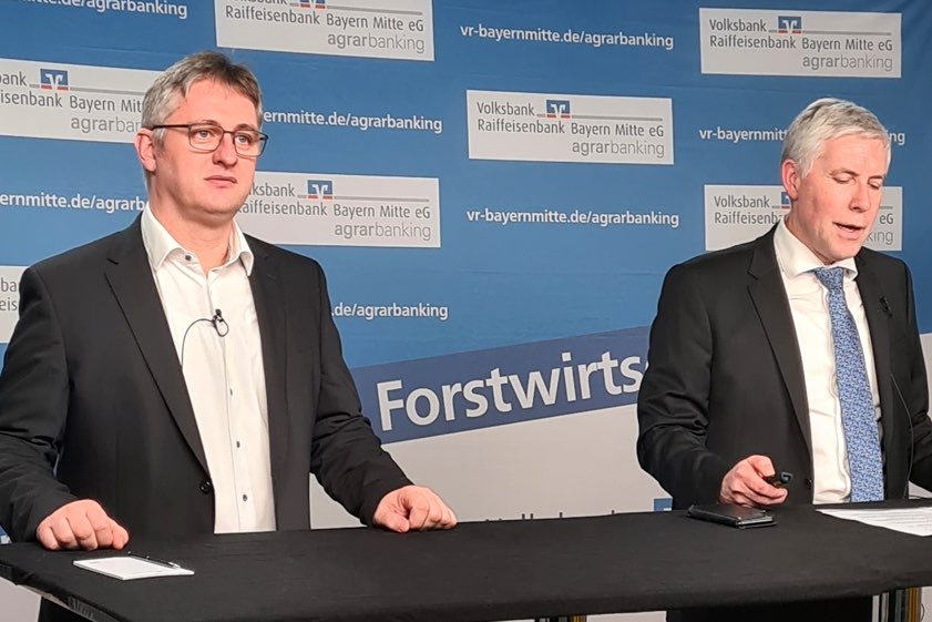 Robert Högl (links), Agrar-Firmenkunden-Betreuer bei der Volksbank-Raiffeisenbank Bayern-Mitte, und Helmut Kundinger, Mitglied der Geschäftsleitung des Geldinstituts.