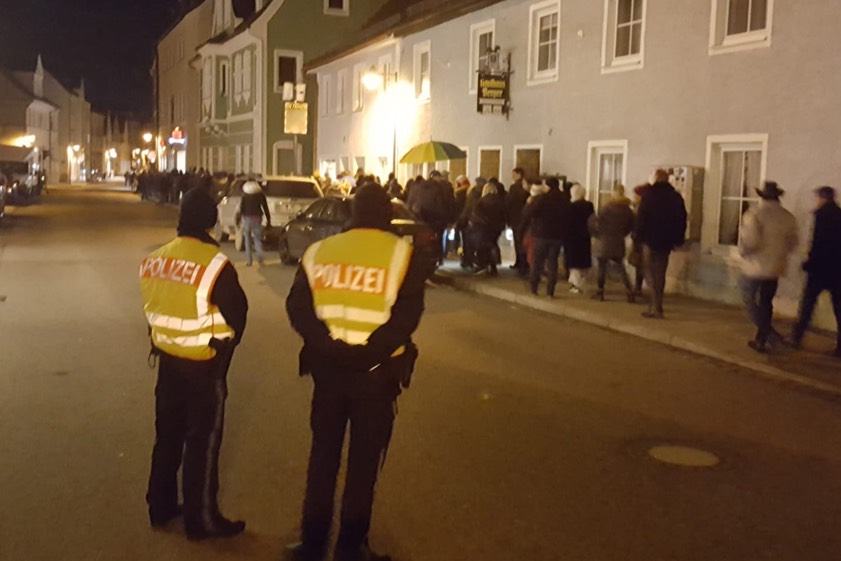 "Corona-Spaziergang" in Wolnzach am gestrigen Abend. Fotos: privat