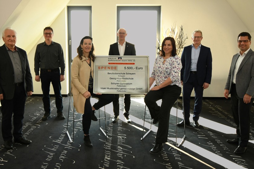 Von links: Dieter Sauer (Stiftung Jugendförderung Musik), Michael Herrmann (Intakt-Musikinstitut), Christine Sauer (Schyren-Gymnasium Pfaffenhofen), Reno Wohlschläger (Georg-Hipp-Realschule Pfaffenhofen), Katrin Czerny (Berufliche Oberschule Scheyern), Roland Bohlig (Volksbank-Raiffeisenbank Bank-Bayern), Andreas Streb (Vorstands-Mitglied der Volksbank-Raiffeisenbank Bayern-Mitte).