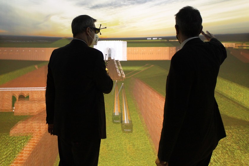 Im Cave: Der bayerische Ministerpräsident Markus Söder ließ sich heute auch im "VR-Lab" virtuell durch die Landesfestung Ingolstadt führen. Fotos: THI
