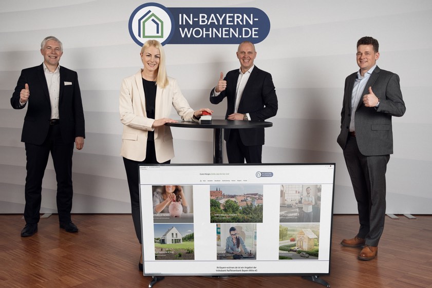Von links: Helmut Kundinger (Generalbevollmächtigter und Mitglied der Geschäftsleitung der Volksbank-Raiffeisenbank Bayern-Mitte), Kristina Braun (Spezialistin für IN-Bayern-wohnen.de und Mitarbeiterin der VR Bayern-Mitte), Günter Staud (Leiter Marketing und Vertriebskommunikation der VR Bayern-Mitte und Leiter des Zukunfts-Projekts "Netzwerk"), Kai Fürderer (Geschäftsführer ÖKOport-GmbH und Vertreter der Agentur "ArtViper").