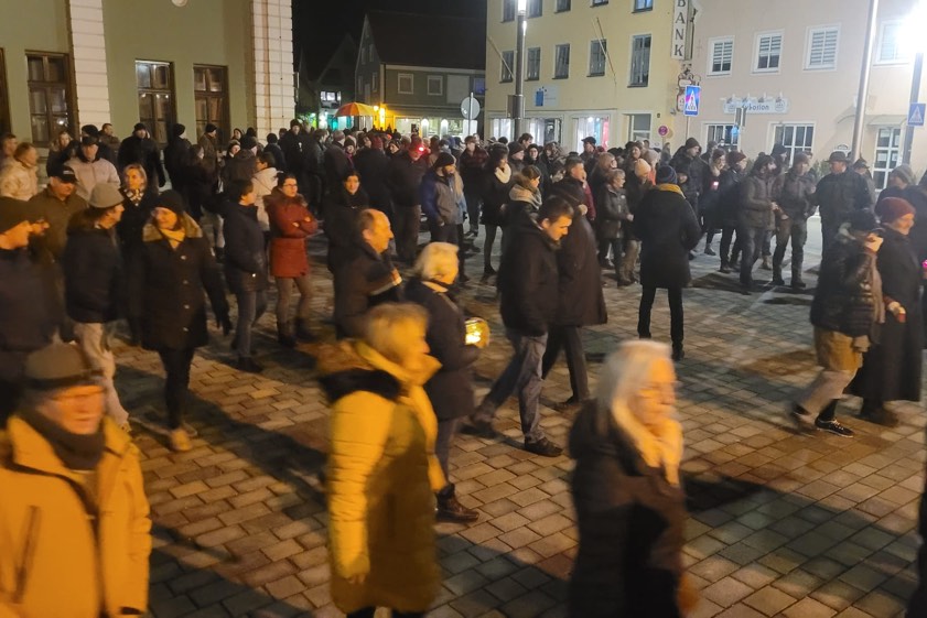 Der "Corona-Spaziergang" am gestrigen Abend in Wolnzach war einmal mehr der teilnehmerstärkste im Landkreis Pfaffenhofen. Fotos: oh