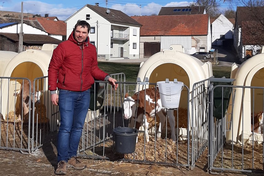 Die beengten Verhältnisse auf seinem Betrieb löste Manfred Roßmann durch die Auslagerung der Jungvieh-Aufzucht. Foto: privat