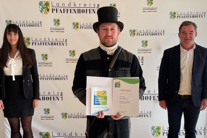 Abteilungs-Leiterin Katharina Baschab vom Landratsamt, Daniel Rother und Landrat Albert Gürtner. Foto: Spratter